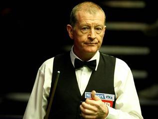 邮报：埃德森在土超遭水杯“轰炸”，欲将水杯踢回看台表不满